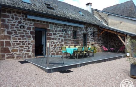 G&icirc;te n&deg;19G2289 Ussac - Corr&egrave;ze - Grande terrasse ext&eacute;rieure couverte par un store 
