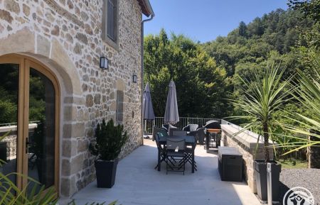G&icirc;te n&deg;19G5118 Saint-Sylvain - Corr&egrave;ze - Entr&eacute;e du g&icirc;te et terrasse exposition ouest