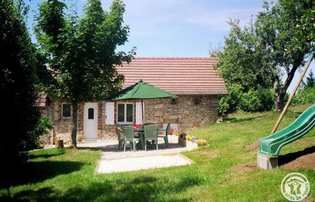 le gîte l'été,façade sud, son bac à sable, sa balançoire, son salon de jardin. Gîte n°19G1140 Sainte-Fortunade - Corrèze - le gîte l'été,façade sud, son bac à sable, sa balançoire, son salon de jardin.