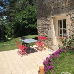 G&icirc;te La Maison des Gardes. la terrasse devant la cuisine