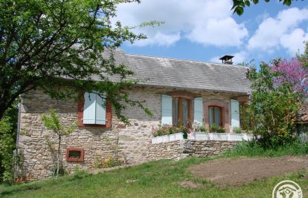 G&icirc;te n&deg;19G1167 Sainte-Fortunade - Corr&egrave;ze - G&icirc;te Marie 
La maison, fa&ccedil;ade principale et sa terrasse c&ocirc;t&eacute; sud, au printemps avec son lilas en fleur et son parfum.