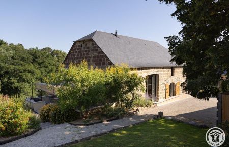 G&icirc;te n&deg;19G2098 Donzenac - Corr&egrave;ze - La Grange de la Gissonnerie - g&icirc;te de grande capacit&eacute; PMR - 14 couchages r&eacute;partis en 6 chambres climatis&eacute;es - piscine s&eacute;curis&eacute;e et borne de recharge