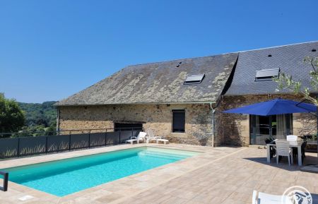 G&icirc;te n&deg;19G2233 Sainte-F&eacute;r&eacute;ole - Corr&egrave;ze - Entr&eacute;e du g&icirc;te Le Domaine de la Combarsou
Arri&egrave;re de la maison avec piscine et grande terrasse