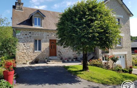 G&icirc;te n&deg;19G4195 Saint-Augustin - Corr&egrave;ze - Cour ext&eacute;rieure enti&egrave;rement goudronn&eacute;e 