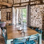 Spacieuse pi&egrave;ce &agrave; vivre avec cuisine ouverte, po&ecirc;le &agrave; bois et billard 