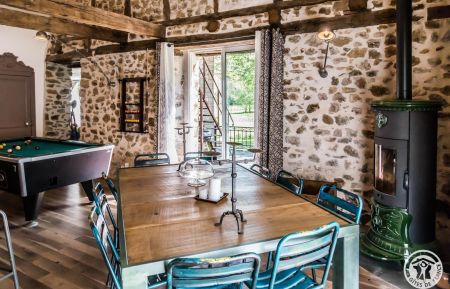 G&icirc;te n&deg;19G5259 Saint-Chamant - Corr&egrave;ze - Spacieuse pi&egrave;ce &agrave; vivre avec cuisine ouverte, po&ecirc;le &agrave; bois et billard 
