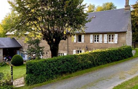 G&icirc;te n&deg;19G4174 Peyrelevade - Corr&egrave;ze - La maison des Arfeix est une ancienne ferme typique du haut plateau Corr&eacute;zien en granit et ardoise