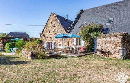 Gîte La grange Libellule la terrasse de la grange vue du jardin Gîte n°19G1034 Corrèze - Corrèze - Gîte La grange Libellule la terrasse de la grange vue du jardin