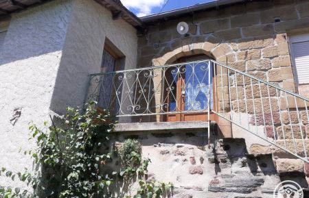 G&icirc;te n&deg;19G3109 Objat - Corr&egrave;ze - Entr&eacute;e du g&icirc;te.