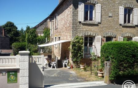 G&icirc;te n&deg;19G3191 Vars-sur-Roseix - Corr&egrave;ze - EXT&Eacute;RIEUR AVEC COUR FERMEE