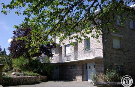 G&icirc;te n&deg;19G4279 Soudeilles - Corr&egrave;ze - Fa&ccedil;ade de la maison en granit rose