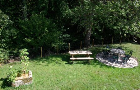 jardin avec coin repas Gîte n°19G4279 Soudeilles - Corrèze - jardin avec coin repas