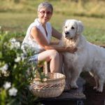 Derri&egrave;re chaque projet, il y a une histoire.
Derri&egrave;re le Domaine de Leygonie, il y a St&eacute;phanie (et Tommy ?)

St&eacute;phanie a grandi ici, entre les vergers de ses parents, les &eacute;tangs, et les chemins qu?elle conna&icirc;t par c?ur.
Apr&egrave;s 25 ans dans les ressources humaines, &agrave; &eacute;couter, accompagner, prendre soin, elle a eu envie d?autre chose.
De revenir sur ses terres.
Et surtout, de cr&eacute;er un lieu unique &agrave; son image : simple, humain, accueillant.

Alors, elle a tout r&eacute;nov&eacute;, repens&eacute;, r&eacute;invent&eacute; ce coin de nature pour en faire un endroit o&ugrave; chaque d&eacute;tail est pens&eacute; avec le c?ur.
Aujourd?hui, c?est ici qu?elle vous accueillera? dans quelques jours &agrave; peine.

? Lors de votre s&eacute;jour, vous croiserez s&ucirc;rement son sourire, une petite attention et bien s&ucirc;r une d&eacute;licieuse confiture maison ??